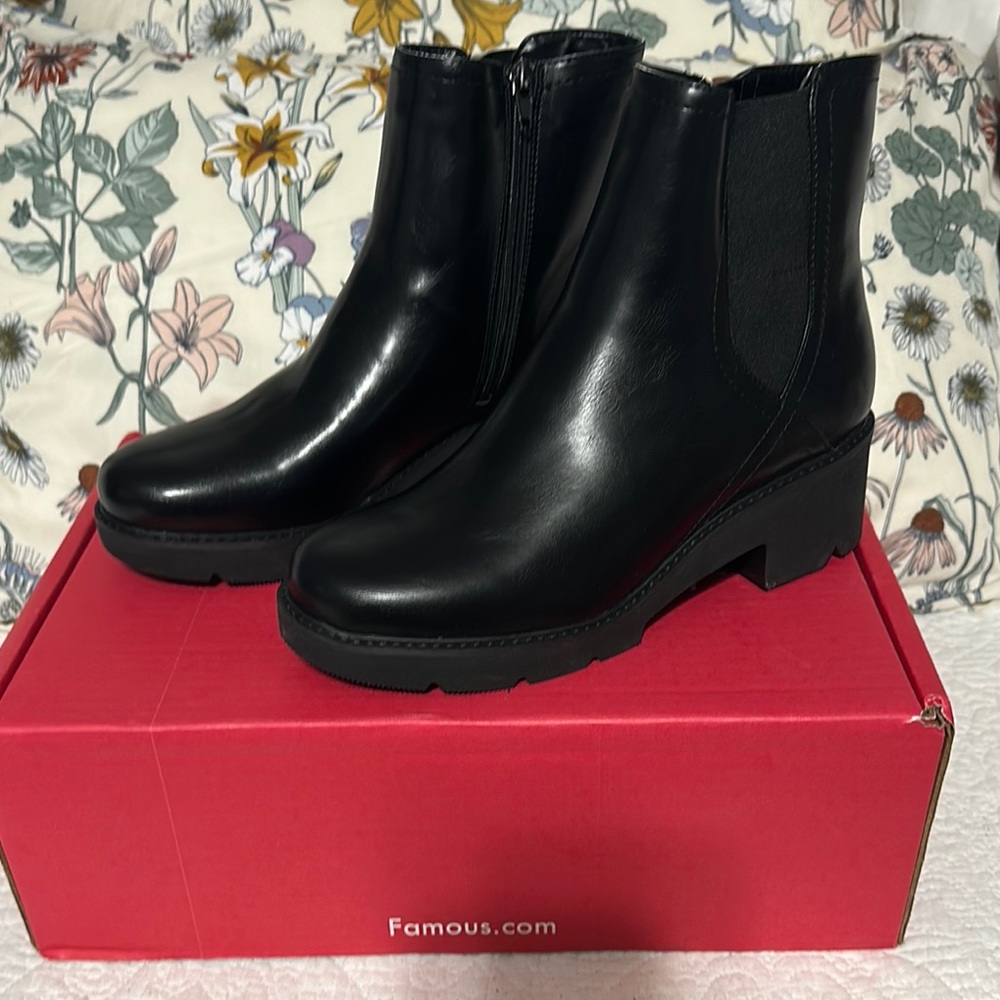 Black Leather Ankle Boots with Elastic Panels Naturalizer